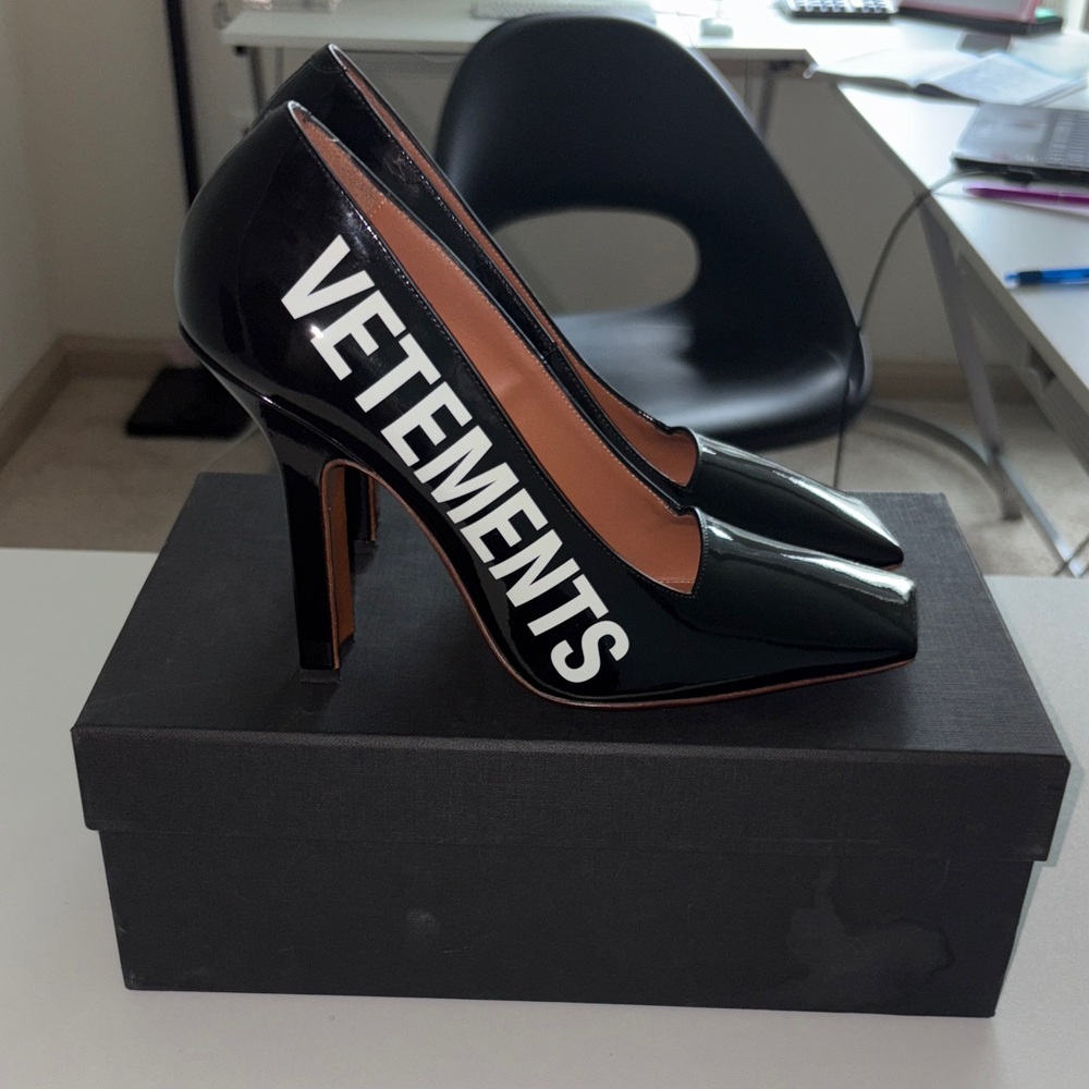 Vetements 🖤🐼✔️boomerang logo pumps sz 38 black and white